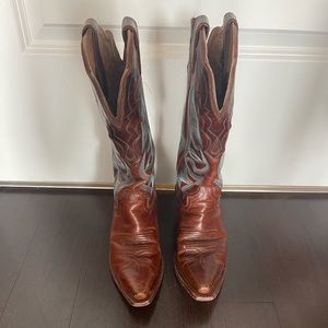 Excellent condition Justin’s cowboy boots with turquoise stitching - size 6.5